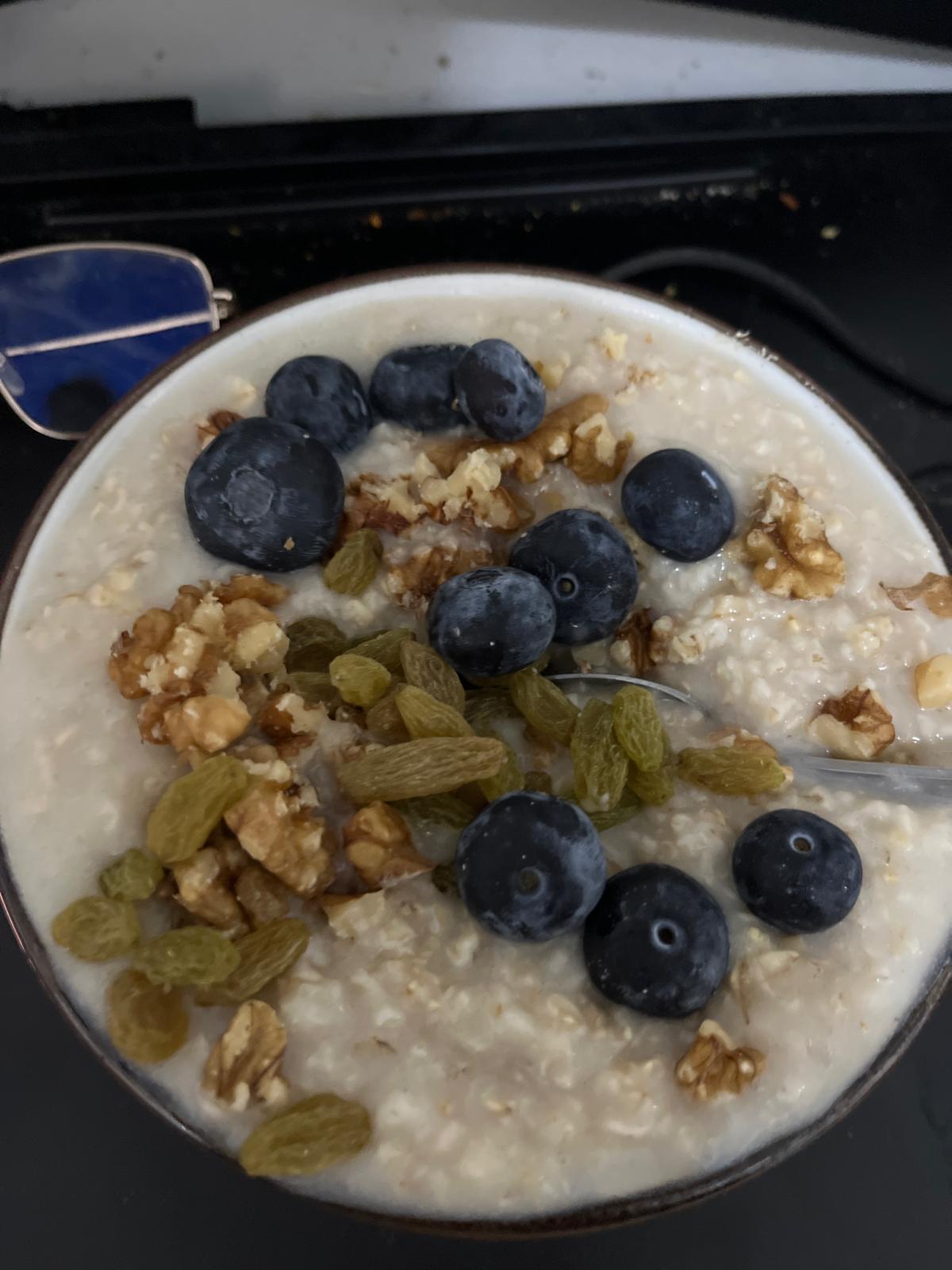 Oatmeal with blueberries, pumpkin seeds, walnuts and raisins for a hair-healthy breakfast